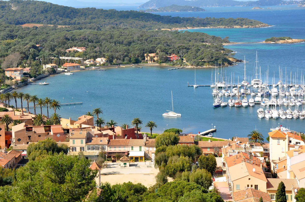 Le port de Porquerolles et les toits du village